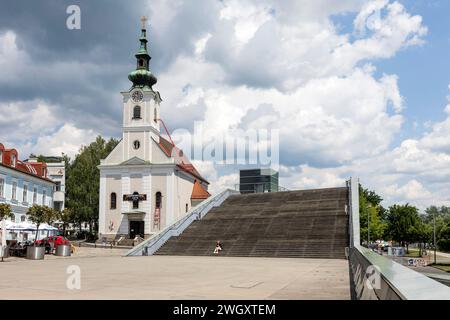 Veteran Josefskirche Und Treppen Des Ars Electronica Zentrums In Linz, Oberösterreich, Österreich Stockfoto