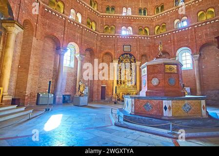 CREMONA, ITALIEN - 6. APRIL 2022: Baptisterium mit verziertem vergoldetem Altar von San Biagio und Steintaufbecken, Cremona, Italien Stockfoto