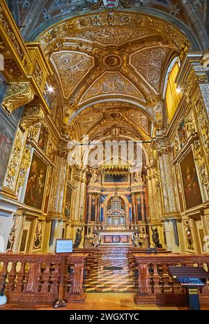 CREMONA, ITALIEN - 6. APRIL 2022: Die kunstvoll verzierte Capella della Madonna del Popolo Kapelle der Kathedrale Santa Maria Assunta, Cremona, Italien Stockfoto