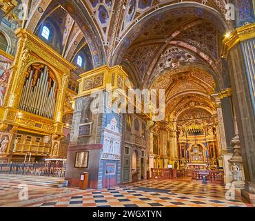 CREMONA, ITALIEN - 6. APRIL 2022: Innere der mittelalterlichen Capella della Madonna del Popolo Kapelle der Kathedrale Santa Maria Assunta mit herausragendem gil Stockfoto