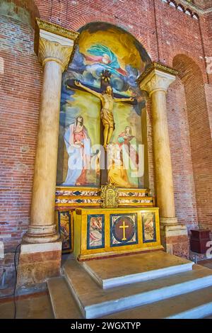 CREMONA, ITALIEN - 6. APRIL 2022: Baptisterium mit mittelalterlichem Altar des Kreuzes, Cremona, Italien Stockfoto