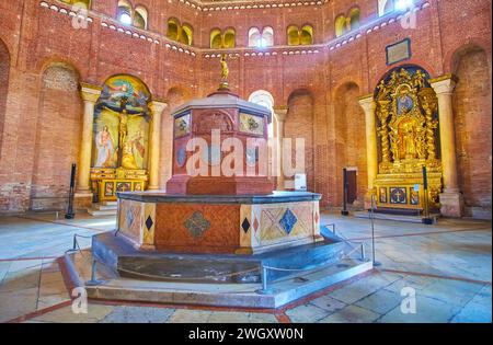 CREMONA, ITALIEN - 6. APRIL 2022: Das mittelalterliche Baptisterium von Cremona mit plastischem Taufbecken, elegantem Altar, hohen Ziegelmauern, Lombardei, Italien Stockfoto