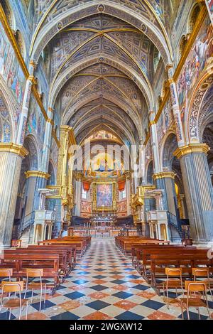 CREMONA, ITALIEN - 6. APRIL 2022: Innenraum der Kathedrale Santa Maria Assunta mit verzierten Altar und Gewölbe, Lombardei, Italien Stockfoto