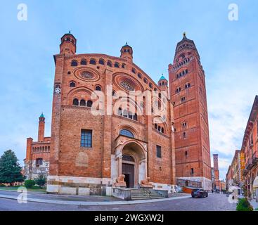 Verzierter Seiteneingang der historischen Kathedrale von Cremona, Largo Boccaccino, Cremona, Italien Stockfoto