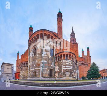 Panorama der mittelalterlichen Kathedrale von Cremona und des Torrazzo Uhrturms von der Largo Boccaccino Straße, Italien Stockfoto