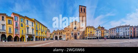 Panorama der Piazza della Vittoria mit Kathedrale-Basilika der Himmelfahrt der Heiligen Jungfrau Maria, Geschäften und Cafés in historischen Häusern, Lodi, Lombardei Stockfoto