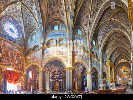 CREMONA, ITALIEN - 6. APRIL 2022: Innenraum der Kathedrale Santa Maria Assunta mit Freskenwänden, schlanken Säulen, Arkaden, Ziergewölbe, Cremona, Italien Stockfoto