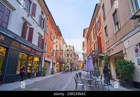 CREMONA, ITALIEN - 6. APRIL 2022: Abendlicher Spaziergang über die Via Mercatello in der Altstadt von Cremona, Italien Stockfoto