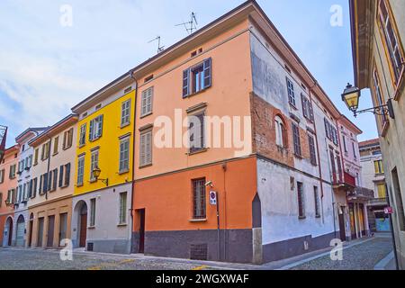 Erkunden Sie das Labyrinth der mittelalterlichen Straßen in der Altstadt, Vicolo Pertusio Straße, Cremona, Italien Stockfoto