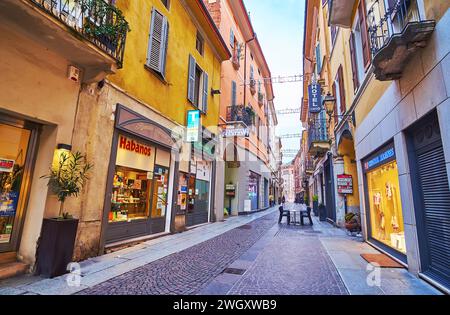 CREMONA, ITALIEN - 6. APRIL 2022: Die enge Via Solferino mit Geschäften, Cafés und Bars, Cremona, Italien Stockfoto