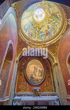 PIACENZA, ITALIEN - 6. APRIL 2022: Die kleine verzierte Kapelle in der Kirche San Savino mit Fresken der inneren Kuppel und einem kleinen Kuppeloberlicht, Piacenza, Italien Stockfoto