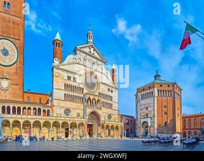 Das Meisterwerk der mittelalterlichen Architektur der Piazza del Comune von Cremona - die skulpturierte Kathedrale und das Baptisterium, Italien Stockfoto