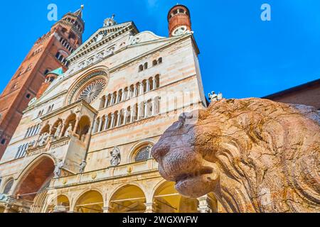 Der Kopf des Steinlöwen am Eingang zum Baptisterium vor der Fassade der Kathedrale von Cremona, Italien Stockfoto