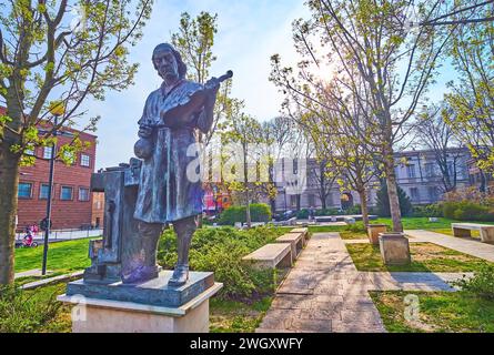 Das Denkmal für Antonio Stradivari mit Violine auf der Piazza Guglielmo Marconi, Cremona, Italien Stockfoto