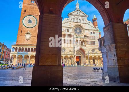 Die mittelalterliche Kathedrale von Cremona und die Piazza del Comune durch die Arkade des Palazzo del Comune, Italien Stockfoto