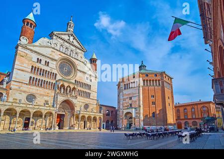 Die monumentalen mittelalterlichen Gebäude der Kathedrale und des Baptisteriums von Cremona auf der Piazza del Comune, Italien Stockfoto