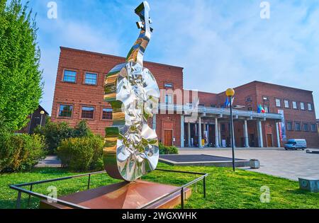 CREMONA, ITALIEN - 6. APRIL 2022: Die moderne Sound of Steel-Skulptur von Helidon Xhixha auf der Piazza Guglielmo Marconi vor dem Violinmuseum in Italien Stockfoto