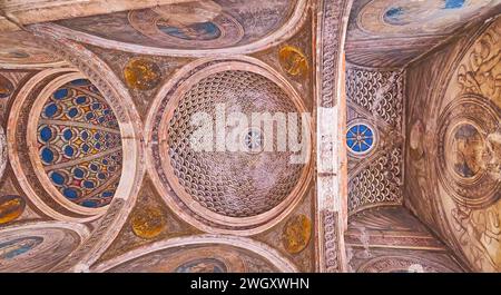 CREMONA, ITALIEN - 6. APRIL 2022: Das kunstvoll verzierte Gewölbe mit bemalten, gefälschten Kuppeln im Innenhof des Palazzo Fodri (Fodri-Palast), Cremona, Italien Stockfoto