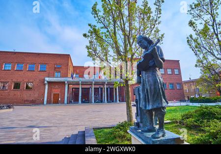 Antonio Stradivari Denkmal vor dem Violinmuseum auf der Piazza Guglielmo Marconi, Cremona, Italien Stockfoto