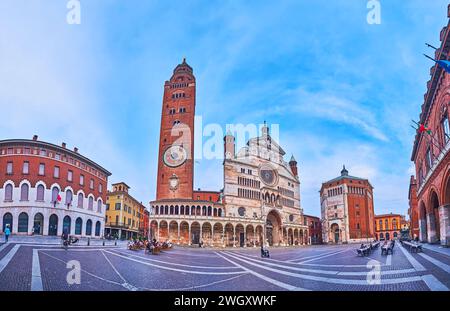 Panorama der mittelalterlichen Piazza del Comune aus Stein mit der Kathedrale Santa Maria Assunta und dem Baptisterium von Cremona, Lombardei, Italien Stockfoto