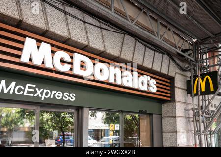 Madrid, Spanien. August 2023. Amerikanische multinationale Fast-Food-Hamburger-Restaurantkette, McDonald's und Logo in Spanien. (Credit Image: © Xavi Lopez/SOPA Images via ZUMA Press Wire) NUR REDAKTIONELLE VERWENDUNG! Nicht für kommerzielle ZWECKE! Stockfoto