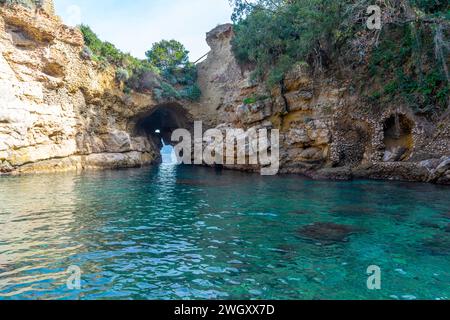 Strand in Regina Giovanna als Bogen im Zentrum von Sorrent, Italien Stockfoto