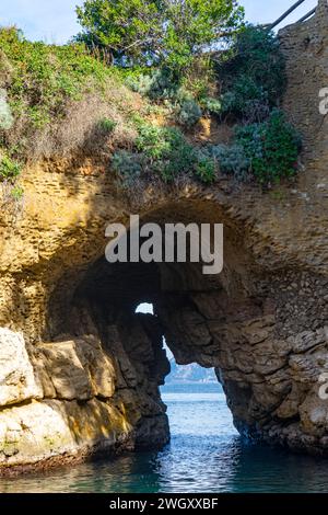 Strand in Regina Giovanna als Bogen im Zentrum von Sorrent, Italien Stockfoto