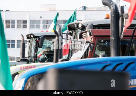 Termoli, Italien. Februar 2024. Traktoren, die während der Vorführung auf dem Platz für Garnison geparkt wurden. Termoli wird wieder einmal zum Epizentrum des Protestes für die Bauern von Molise, die Landwirte wiederholen die tiefe Krise der Landwirtschaft und fordern die Region, den italienischen Staat und die Europäische Union auf, mehr Schutz zu bieten. Quelle: SOPA Images Limited/Alamy Live News Stockfoto