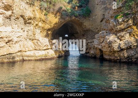 Strand in Regina Giovanna als Bogen im Zentrum von Sorrent, Italien Stockfoto