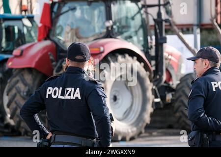 Termoli, Italien. Februar 2024. Polizeibeamte überwachen den Fortschritt der Demonstration. Termoli wird wieder einmal zum Epizentrum des Protestes für die Bauern von Molise, die Landwirte wiederholen die tiefe Krise der Landwirtschaft und fordern die Region, den italienischen Staat und die Europäische Union auf, mehr Schutz zu bieten. Quelle: SOPA Images Limited/Alamy Live News Stockfoto