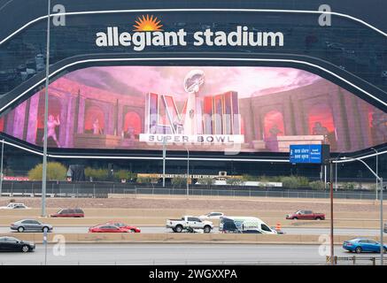 Las Vegas, Usa. Februar 2024. Das Super Bowl LVIII Logo wird am Dienstag, den 6. Februar 2024, im Allegiant Stadium in Las Vegas, Nevada, ausgestellt. Die San Francisco 49ers spielen am Sonntag, den 11. Februar 2024, im Super Bowl LVIII im Allegiant Stadium in Las Vegas, Nevada, gegen die Kansas City Chiefs. Foto: John Angelillo/UPI Credit: UPI/Alamy Live News Stockfoto