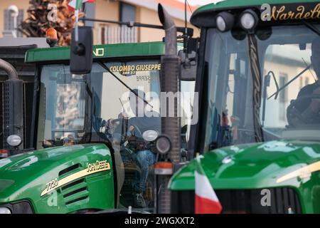 Termoli, Italien. Februar 2024. Landwirte fahren ihre Traktoren während einer Vorführung im Stadtzentrum. Termoli wird wieder einmal zum Epizentrum des Protestes für die Bauern von Molise, die Landwirte wiederholen die tiefe Krise der Landwirtschaft und fordern die Region, den italienischen Staat und die Europäische Union auf, mehr Schutz zu bieten. Quelle: SOPA Images Limited/Alamy Live News Stockfoto