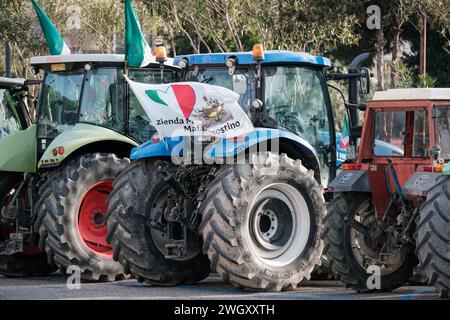 Termoli, Italien. Februar 2024. Traktoren, die während der Vorführung auf dem Platz für Garnison geparkt wurden. Termoli wird wieder einmal zum Epizentrum des Protestes für die Bauern von Molise, die Landwirte wiederholen die tiefe Krise der Landwirtschaft und fordern die Region, den italienischen Staat und die Europäische Union auf, mehr Schutz zu bieten. Quelle: SOPA Images Limited/Alamy Live News Stockfoto