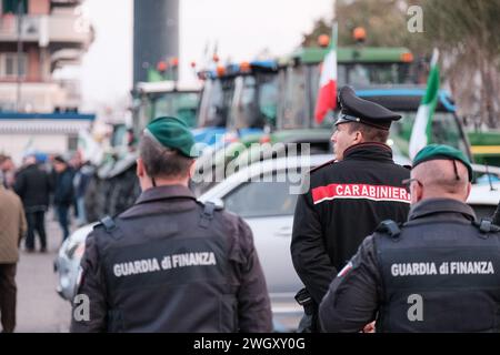 Termoli, Italien. Februar 2024. Polizeibeamte überwachen den Fortschritt der Demonstration. Termoli wird wieder einmal zum Epizentrum des Protestes für die Bauern von Molise, die Landwirte wiederholen die tiefe Krise der Landwirtschaft und fordern die Region, den italienischen Staat und die Europäische Union auf, mehr Schutz zu bieten. Quelle: SOPA Images Limited/Alamy Live News Stockfoto