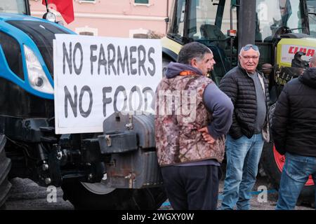 Termoli, Italien. Februar 2024. Die Landwirte unterhalten sich während der Vorführung vor ihren Traktoren. Termoli wird wieder einmal zum Epizentrum des Protestes für die Bauern von Molise, die Landwirte wiederholen die tiefe Krise der Landwirtschaft und fordern die Region, den italienischen Staat und die Europäische Union auf, mehr Schutz zu bieten. Quelle: SOPA Images Limited/Alamy Live News Stockfoto