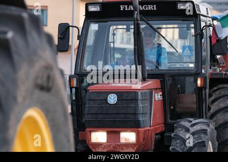 Termoli, Italien. Februar 2024. Landwirte fahren ihre Traktoren während einer Vorführung im Stadtzentrum. Termoli wird wieder einmal zum Epizentrum des Protestes für die Bauern von Molise, die Landwirte wiederholen die tiefe Krise der Landwirtschaft und fordern die Region, den italienischen Staat und die Europäische Union auf, mehr Schutz zu bieten. Quelle: SOPA Images Limited/Alamy Live News Stockfoto