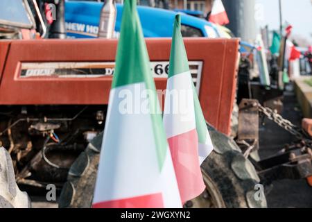 Termoli, Italien. Februar 2024. Traktoren, die während der Vorführung auf dem Platz für Garnison geparkt wurden. Termoli wird wieder einmal zum Epizentrum des Protestes für die Bauern von Molise, die Landwirte wiederholen die tiefe Krise der Landwirtschaft und fordern die Region, den italienischen Staat und die Europäische Union auf, mehr Schutz zu bieten. (Foto: Davide Di Lalla/SOPA Images/SIPA USA) Credit: SIPA USA/Alamy Live News Stockfoto