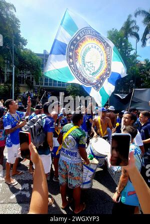 Santos, Sao Paulo, Brasilien. Februar 2024. SANTOS (SP), 02.06.2024- KARNEVAL/UNIDOS DOS MORROS/SP- die Unidos dos dos Morros Samba Schule wurde Champion der Karnevalsparade in der Stadt Santos, die Schule gewann ihre dritte Meisterschaft am Dienstag Nachmittag 06. Die Zuschauer folgten den Ergebnissen und feierten den Titel auf der Avenida Pinheiro Machado, Kanal 1 in Vila Mathias. (Foto: Luigi Bongiovanni/Thenews2/Zumapress) (Foto: © Luigi Bongiovanni/TheNEWS2 via ZUMA Press Wire) NUR REDAKTIONELLE VERWENDUNG! Nicht für kommerzielle ZWECKE! Stockfoto