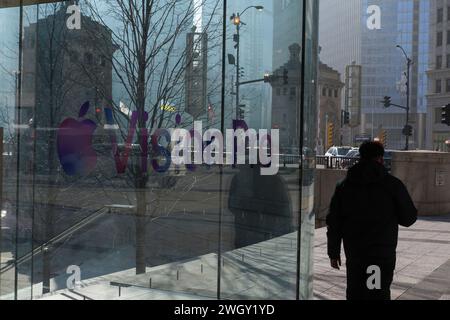 Chicago, USA. Februar 2024. Apple Store in Michigan Ave, Chicago, IL, Tage nach der Veröffentlichung von Apple Vision Pro. Februar 2024. (Foto: Ludvig Perés/SIPA USA) Credit: SIPA USA/Alamy Live News Stockfoto