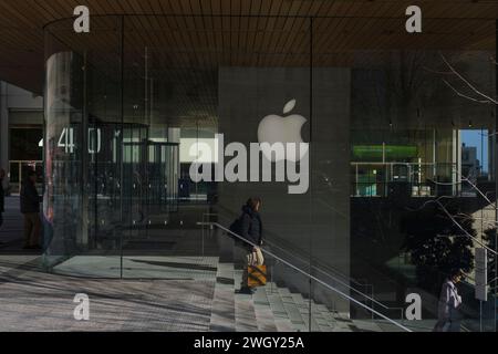 Chicago, USA. Februar 2024. Apple Store in Michigan Ave, Chicago, IL, Tage nach der Veröffentlichung von Apple Vision Pro. Februar 2024. (Foto: Ludvig Perés/SIPA USA) Credit: SIPA USA/Alamy Live News Stockfoto