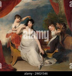 Maria Mathilda Bingham mit zwei ihrer Kinder, Thomas Lawrence, um 1810 – um 1818 Gemälde Maria Mathilda Bingham, Ehefrau von Henry Baring, mit zwei ihrer Kinder, wahrscheinlich James Bridgeman und Anna Maria. Mrs. Baring sitzt auf einem roten Sofa. Ihre Tochter, die ihrer Mutter einen Kamm durch das Haar nimmt, hat das Sofa zurückgelassen. Rechts auf dem Sofa der Sohn, der einen großen Hund umarmt. Eine Landschaft im Hintergrund. Der Teil der Leinwand mit der Figur von Henry Baring wurde vom Maler während der Herstellung abgeschnitten. Ölfarbe (Lack). Leinwand Mutter und Kind(er), Frau und Stockfoto