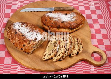 Weihnachtsstollen serviert auf einem Holzbrett Stockfoto