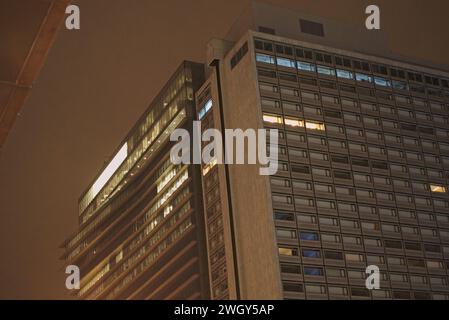 Brüssel, Belgien 5. Februar 2024. Beleuchtetes Gebäude. Die Wolkenkratzer von Brüssel. Licht in den Fenstern eines Wolkenkratzers. Thon Hotel Fassade Stockfoto