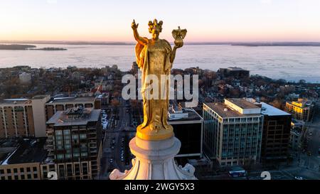 Luftaufnahme des Sonnenuntergangs über Madison, Wisconsin an einem wunderschönen Winterabend. Lady Forward ist die Statue auf dem Kapitol von Wisconsin Stockfoto