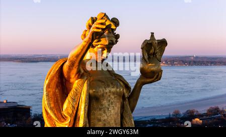 Luftaufnahme des Sonnenuntergangs über Madison, Wisconsin an einem wunderschönen Winterabend. Lady Forward ist die Statue auf dem Kapitol von Wisconsin Stockfoto