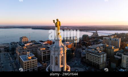 Luftaufnahme des Sonnenuntergangs über Madison, Wisconsin an einem wunderschönen Winterabend. Lady Forward ist die Statue auf dem Kapitol von Wisconsin Stockfoto