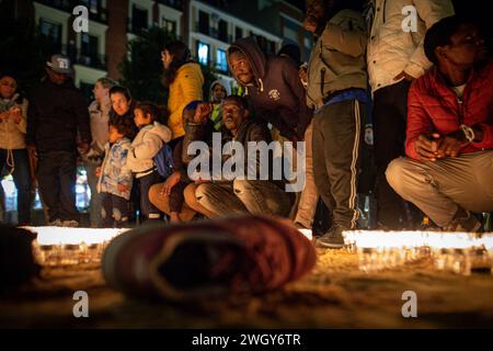 Madrid, Spanien. Februar 2024. Eine Gruppe subsaharischer Einwanderer wird während einer Kundgebung gesehen. Das Madrider Stadtteil Lavapies hat der einjährigen Tragödie von El Tarajal gedenken, bei der in den frühen Morgenstunden des 6. Februar 2014 mehr als 250 Menschen subsaharischen Ursprungs versuchten, Ceuta über den Strand von El Tarajal zu erreichen, und von der Zivilgarde abgestoßen wurden. 15 Menschen starben und 23 weitere wurden nach Marokko zurückgebracht. Quelle: SOPA Images Limited/Alamy Live News Stockfoto