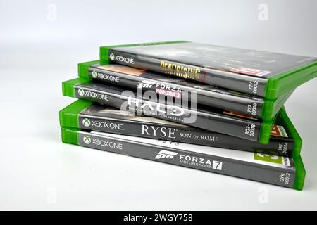 Xbox One exklusive Spieltitel Stacked Pile (Forza, Halo, Dead Rising 3 und Ryse: Son of Rome) – Wales, Großbritannien – 6. Februar 2024 Stockfoto
