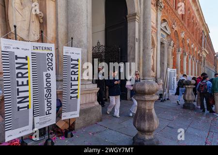 MAILAND, ITALIEN-17. APRIL 2023: Interni Design Re-Evolution, Fuorisalone-Veranstaltung im Innenhof der Staatlichen Universität während der Designweek Stockfoto