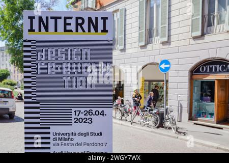 MAILAND, ITALIEN-17. APRIL 2023: Interni Design Re-Evolution, Fuorisalone-Veranstaltung im Innenhof der Staatlichen Universität während der Designweek Stockfoto